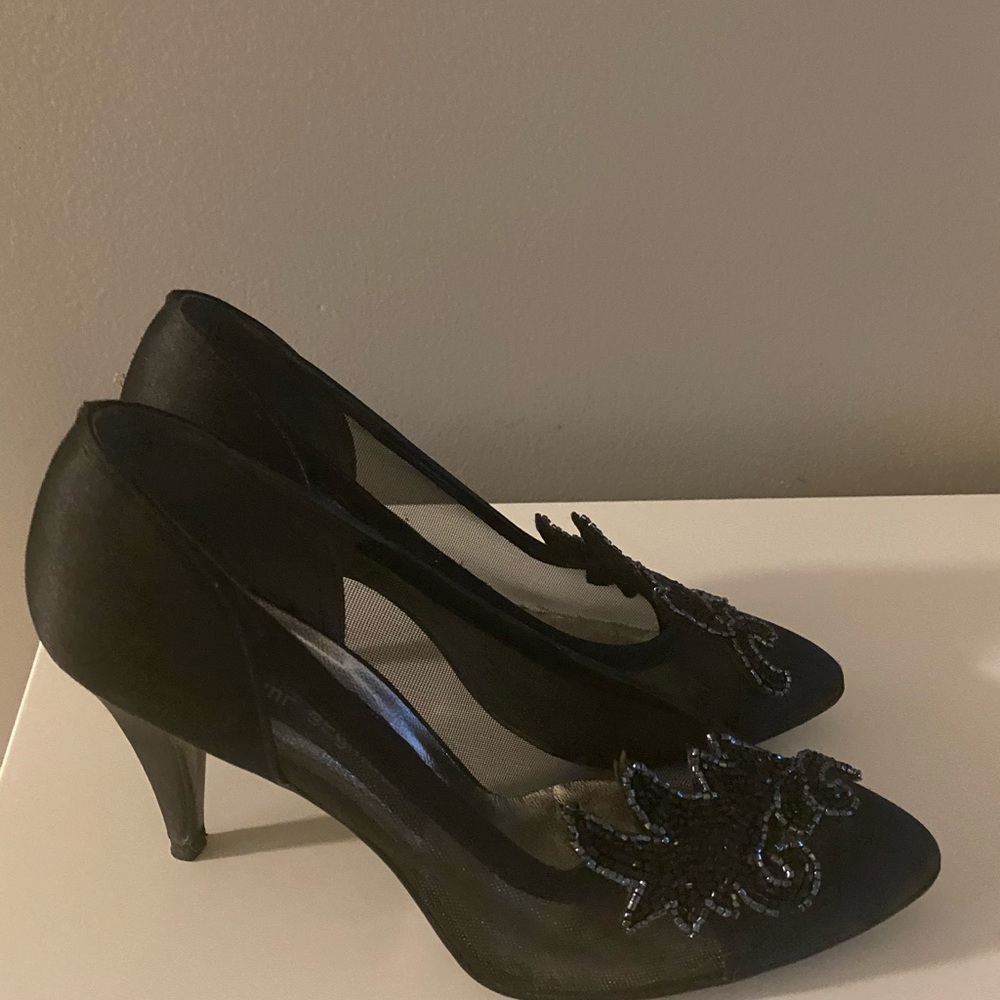 Black pumps